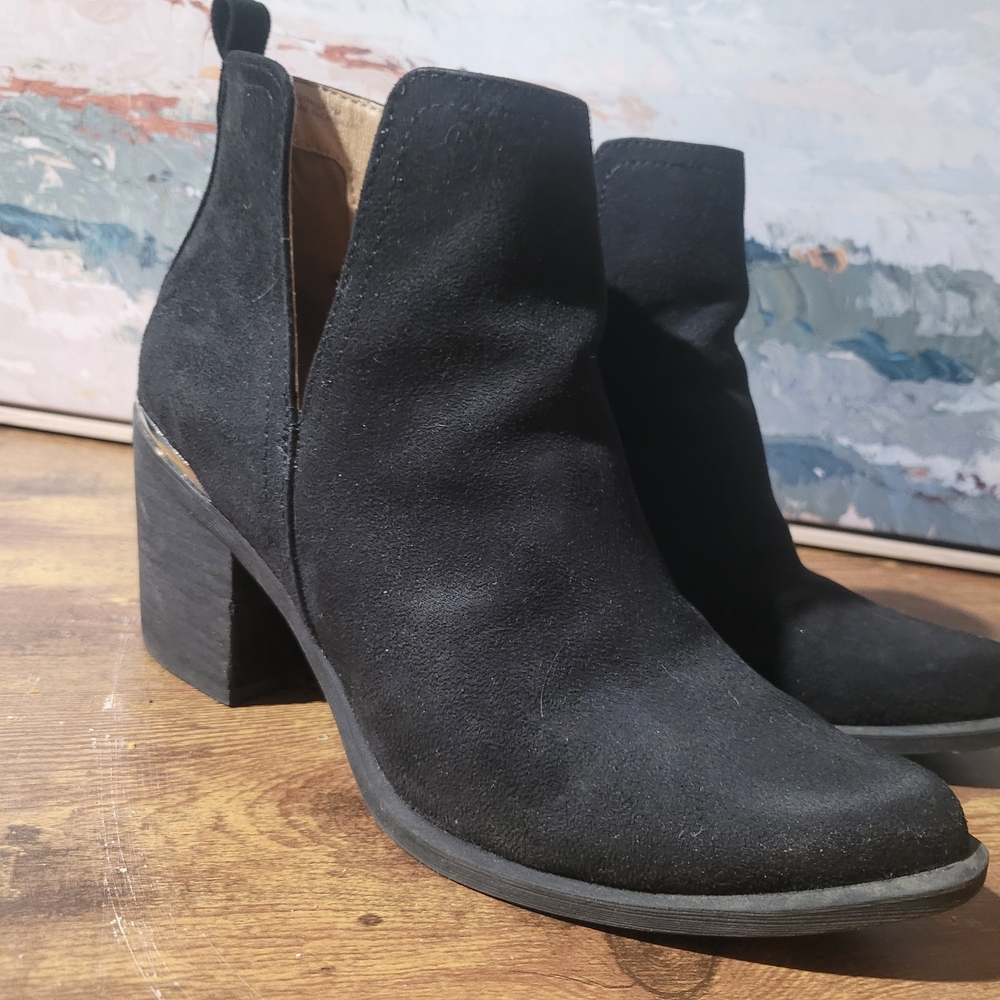 Steve Madden Black Suede Ankle Boots With Silver Accent On Heel. Size 7M